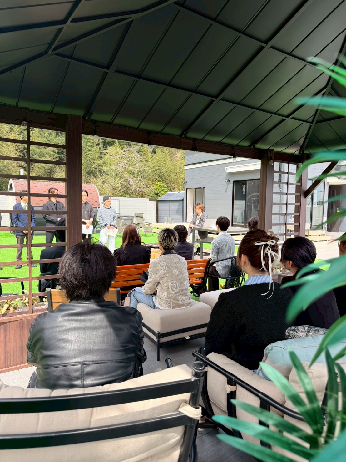 新たなスタートを、特別な場所で！美容室の入社式にご利用いただきました｜糸島の一棟貸し民泊